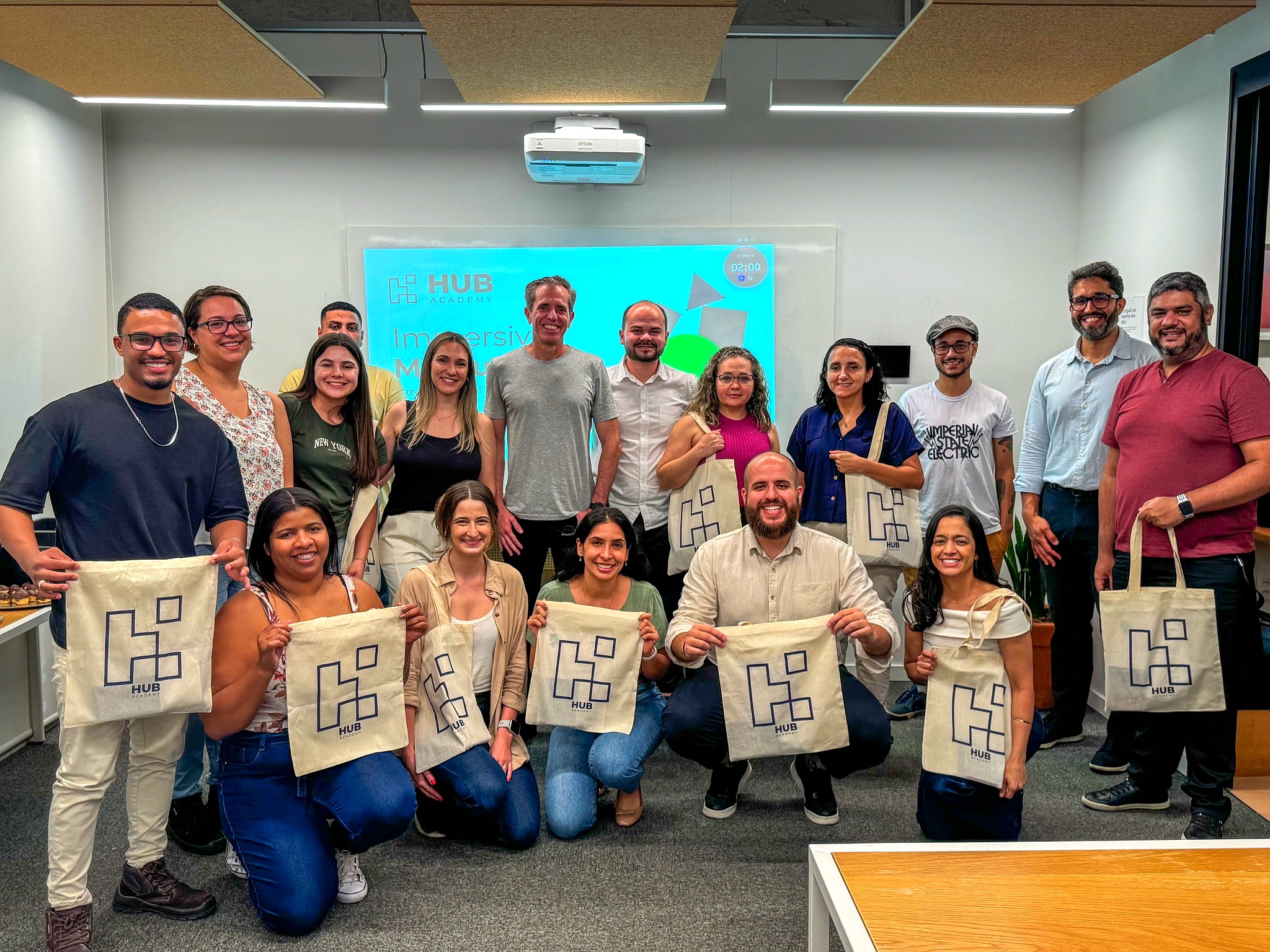 Alunos da Hub Academy celebrando conquistas